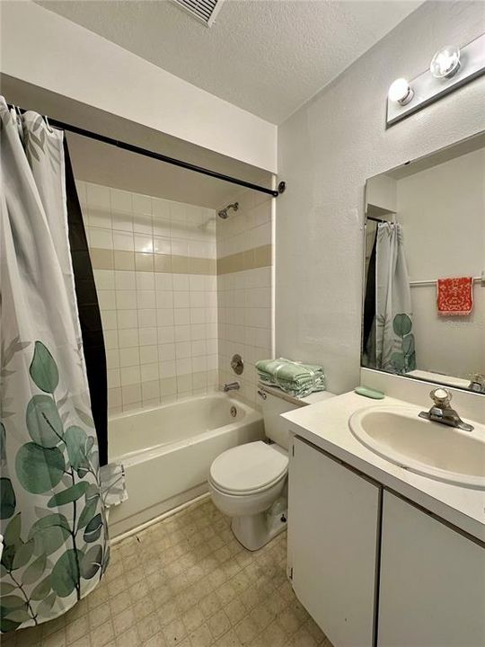 For Sale: $240,000 (2 beds, 2 baths, 958 Square Feet)