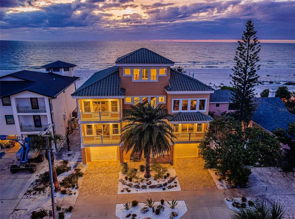 Недавно продано: $4,995,000 (4 спален, 5 ванн, 5164 Квадратных фут)