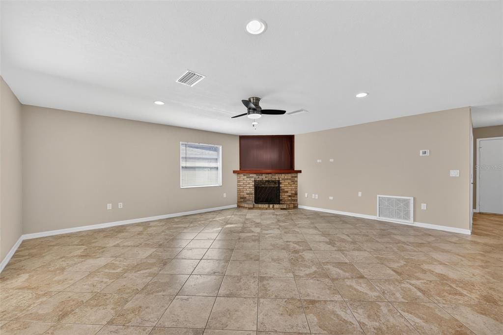 For Sale: $369,900 (3 beds, 2 baths, 1401 Square Feet)