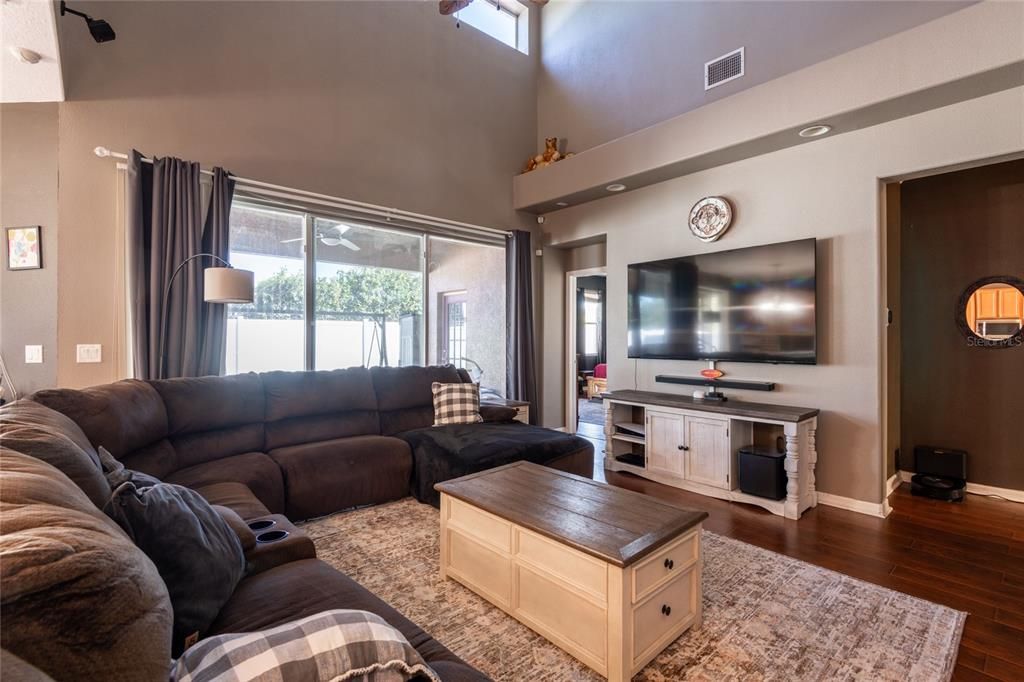 En Venta: $399,000 (5 camas, 4 baños, 2717 Pies cuadrados)