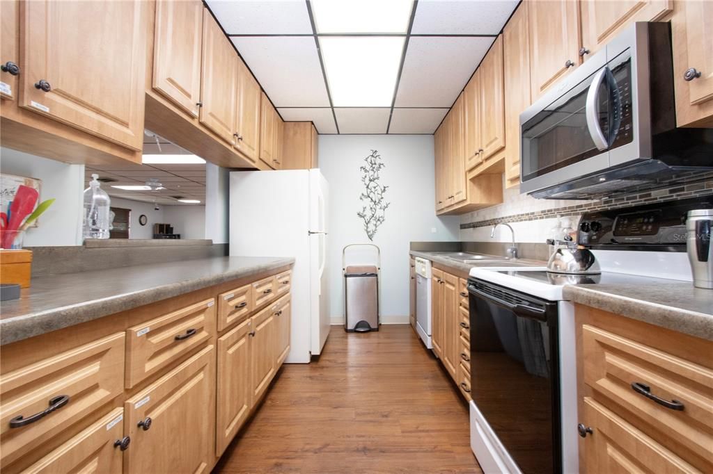 For Sale: $129,900 (1 beds, 1 baths, 820 Square Feet)