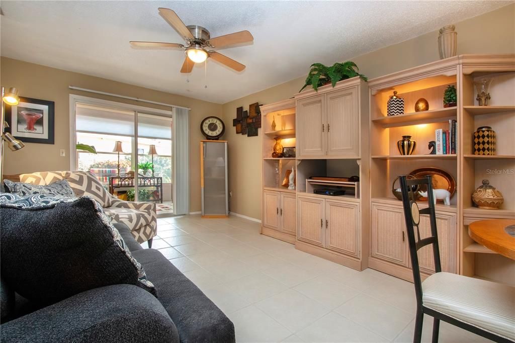 For Sale: $129,900 (1 beds, 1 baths, 820 Square Feet)