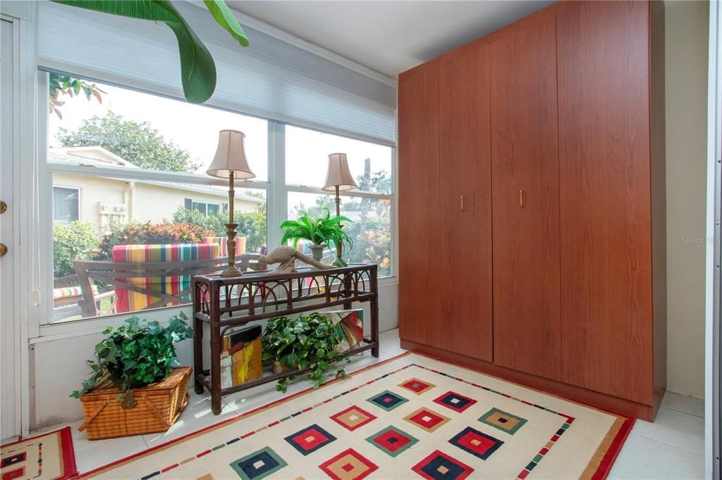 For Sale: $129,900 (1 beds, 1 baths, 820 Square Feet)