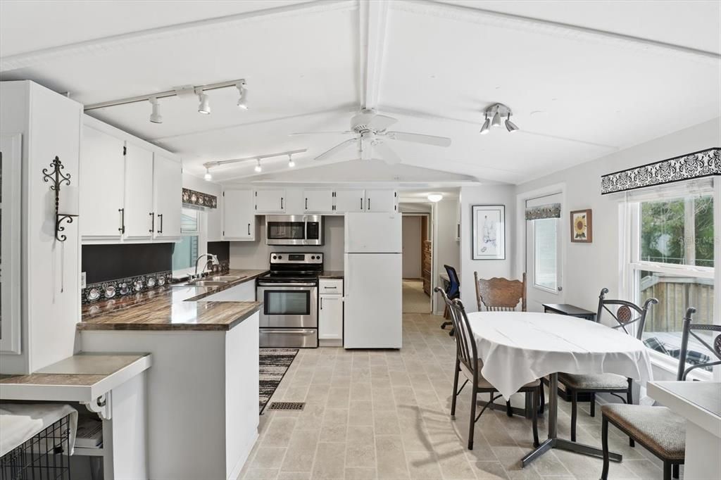 待售: $159,000 (2 贝兹, 2 浴室, 924 平方英尺)