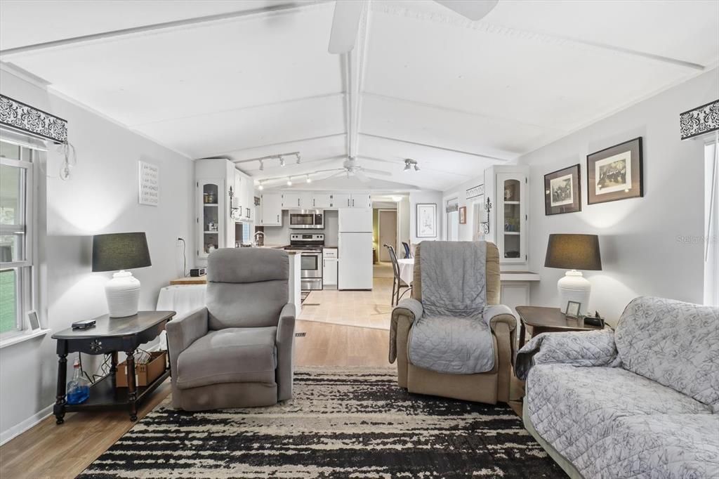 待售: $159,000 (2 贝兹, 2 浴室, 924 平方英尺)