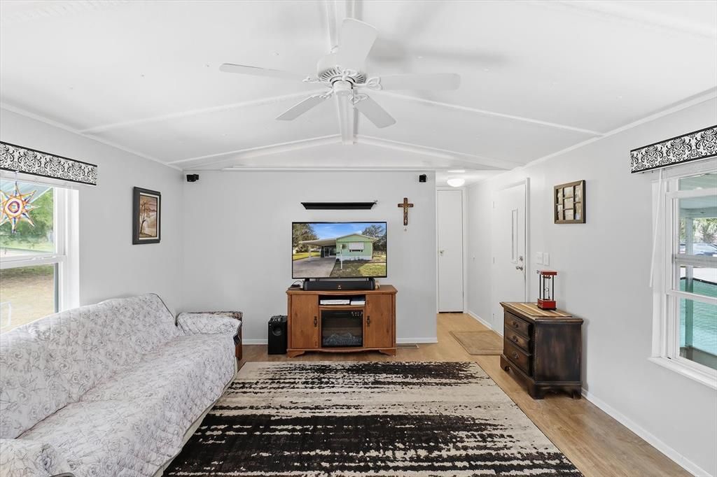 待售: $159,000 (2 贝兹, 2 浴室, 924 平方英尺)