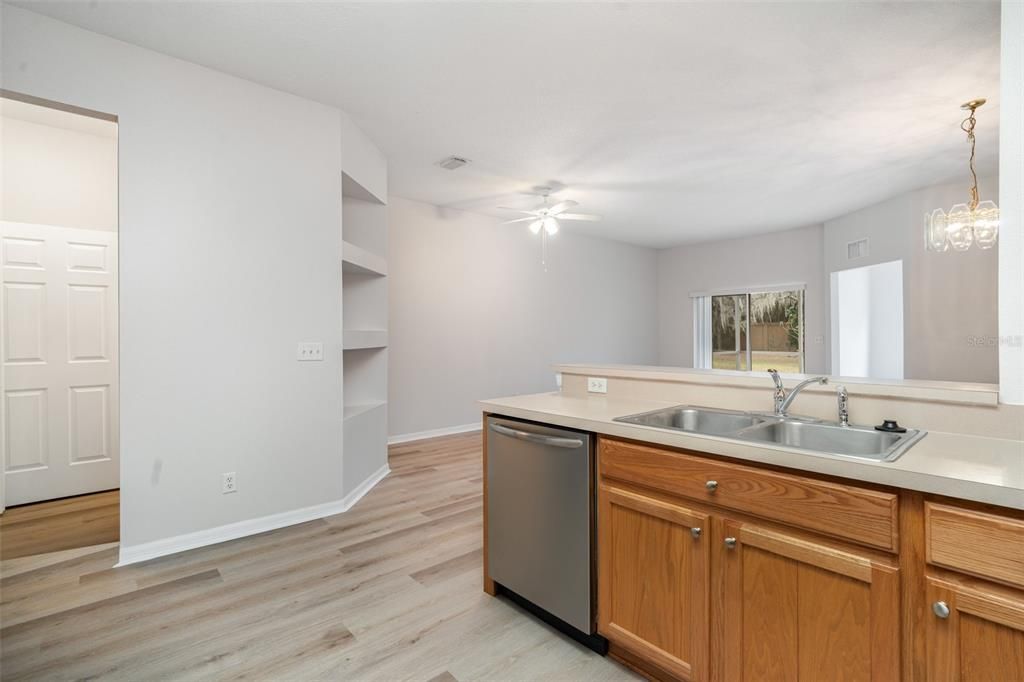 На продажу: $300,000 (3 спален, 2 ванн, 1930 Квадратных фут)