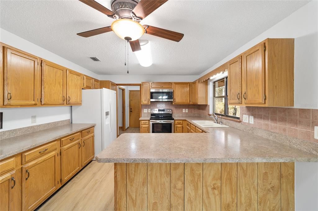 На продажу: $622,400 (4 спален, 2 ванн, 3562 Квадратных фут)