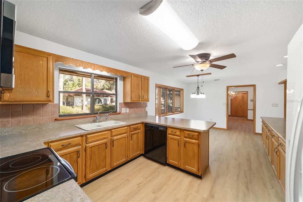 На продажу: $622,400 (4 спален, 2 ванн, 3562 Квадратных фут)