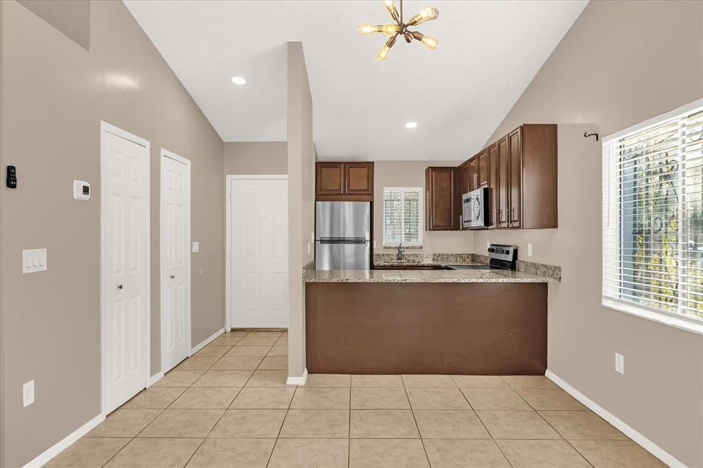 For Sale: $270,000 (2 beds, 2 baths, 852 Square Feet)
