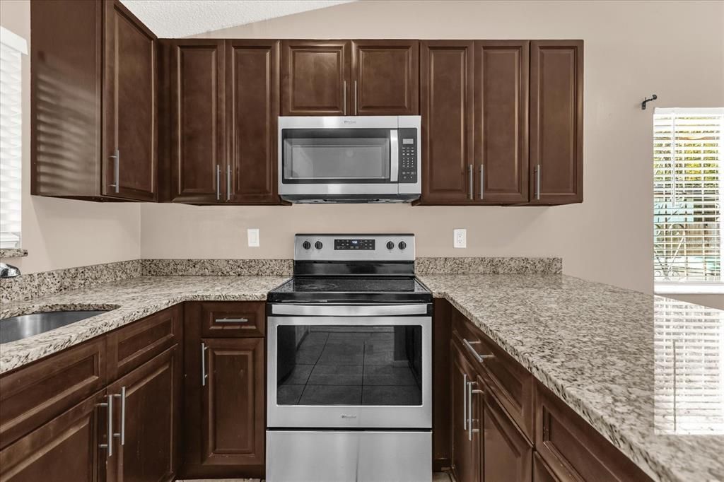 For Sale: $270,000 (2 beds, 2 baths, 852 Square Feet)