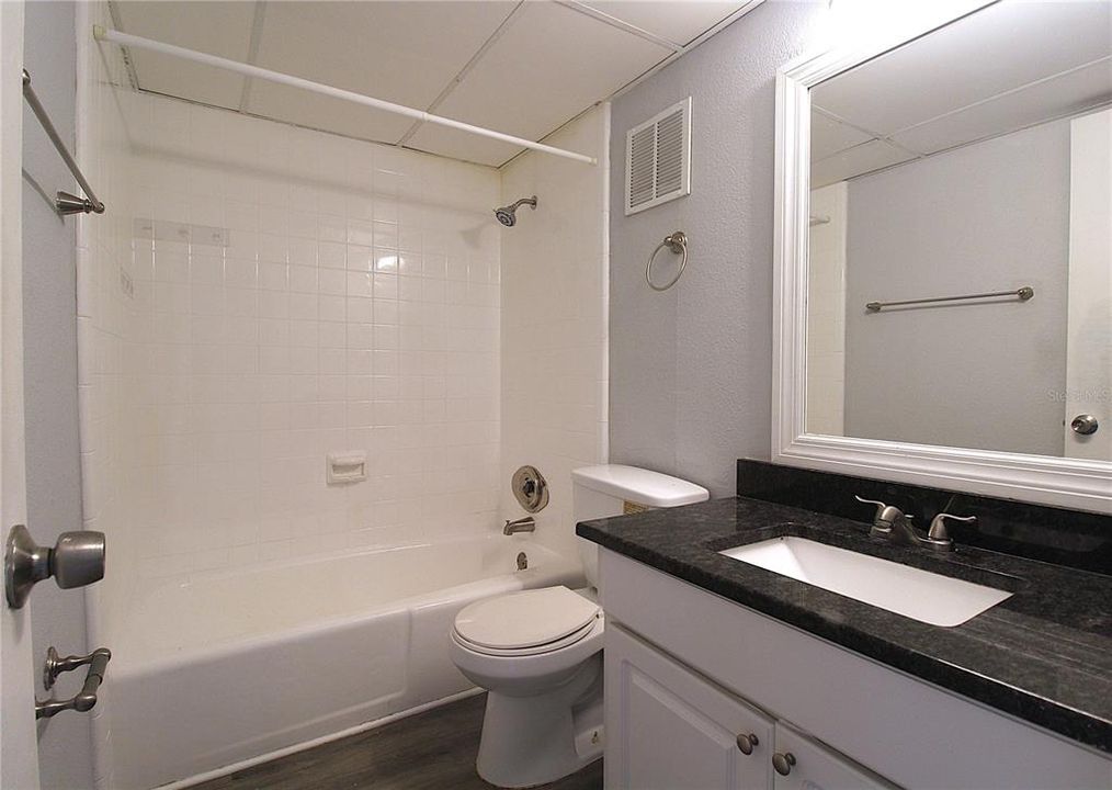 For Rent: $1,375 (1 beds, 1 baths, 565 Square Feet)