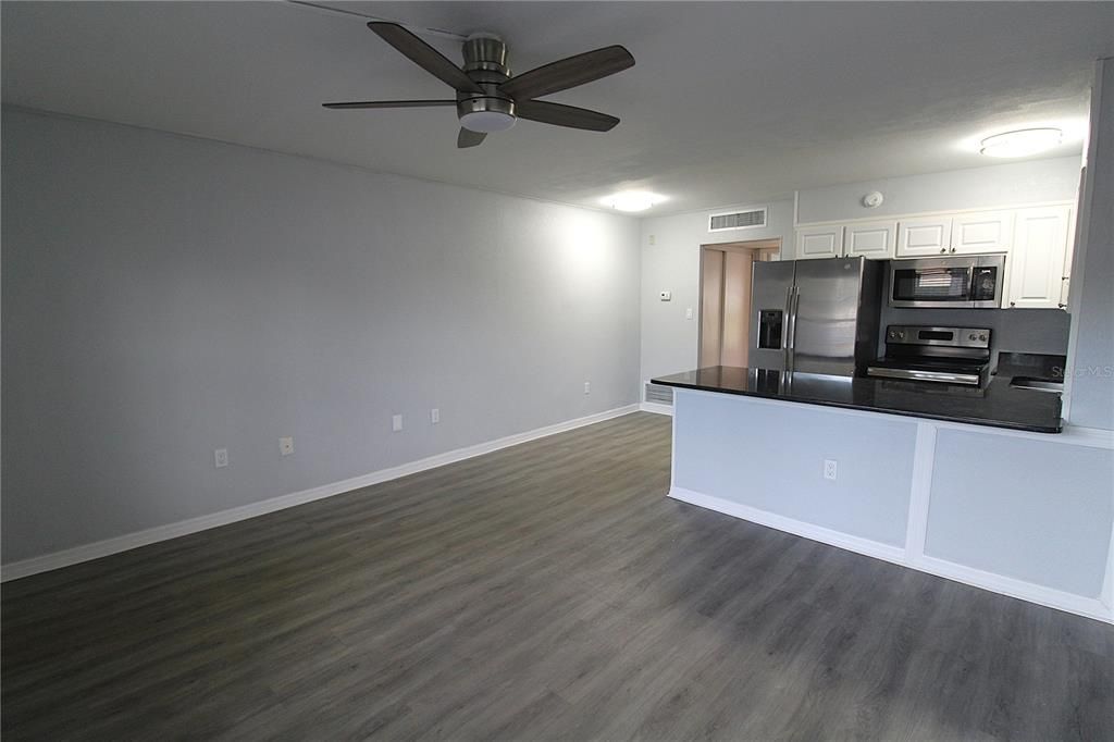 For Rent: $1,375 (1 beds, 1 baths, 565 Square Feet)