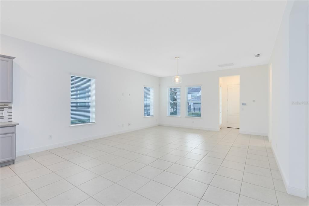 出租: $3,850 (4 贝兹, 3 浴室, 2054 平方英尺)