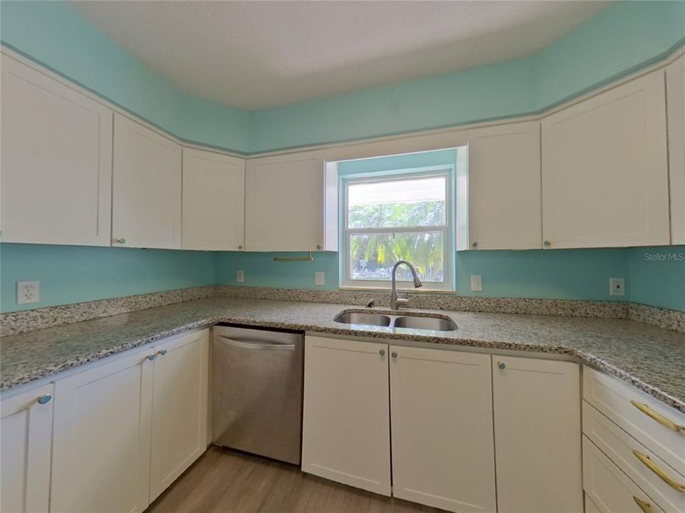 For Rent: $2,629 (4 beds, 2 baths, 2096 Square Feet)