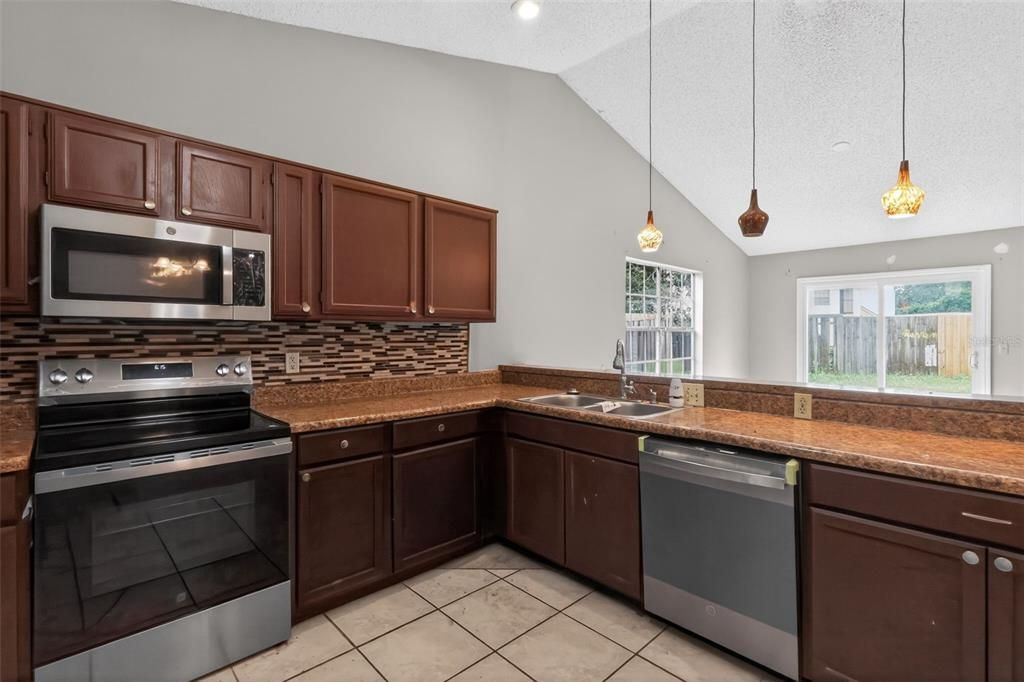 На продажу: $334,900 (3 спален, 2 ванн, 1508 Квадратных фут)