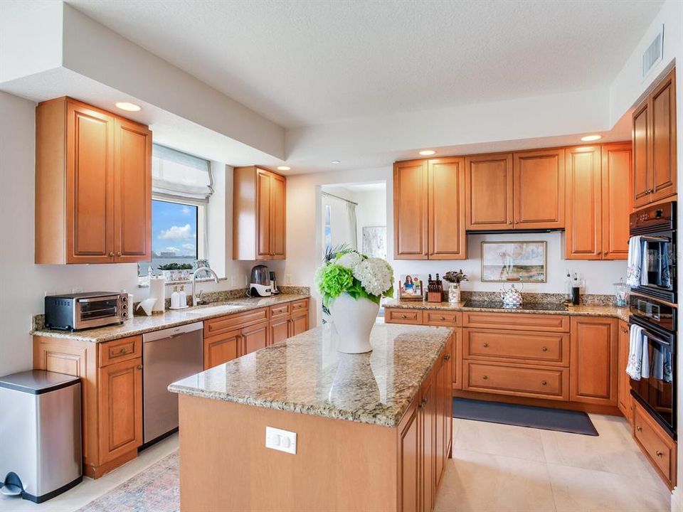 出租: $13,500 (3 贝兹, 3 浴室, 3166 平方英尺)