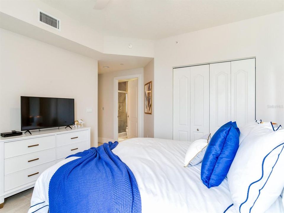 出租: $13,500 (3 贝兹, 3 浴室, 3166 平方英尺)