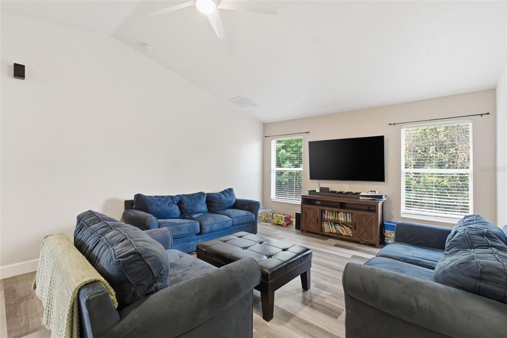 На продажу: $315,000 (3 спален, 2 ванн, 1728 Квадратных фут)