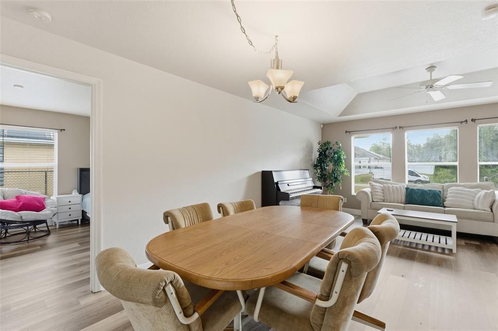 На продажу: $315,000 (3 спален, 2 ванн, 1728 Квадратных фут)