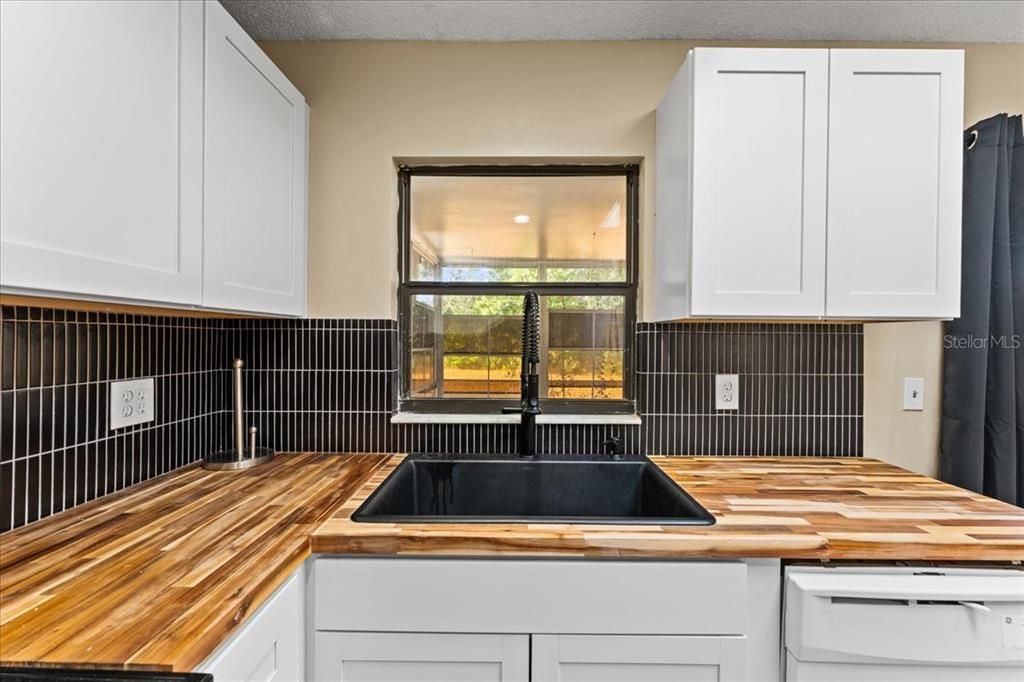 For Sale: $225,000 (2 beds, 1 baths, 775 Square Feet)