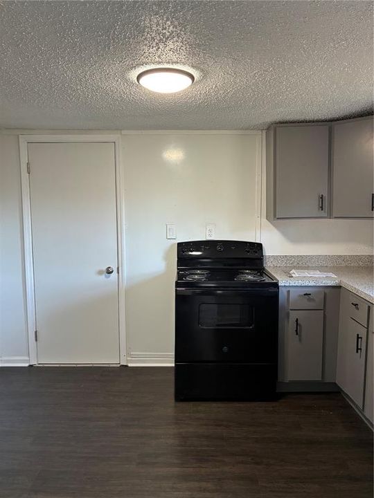 For Rent: $1,295 (2 beds, 1 baths, 864 Square Feet)