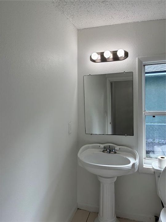 For Rent: $1,295 (2 beds, 1 baths, 864 Square Feet)