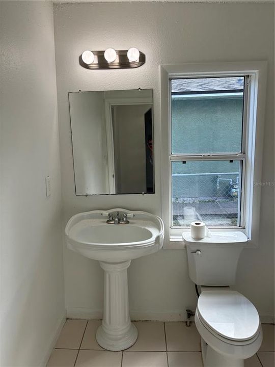 For Rent: $1,295 (2 beds, 1 baths, 864 Square Feet)