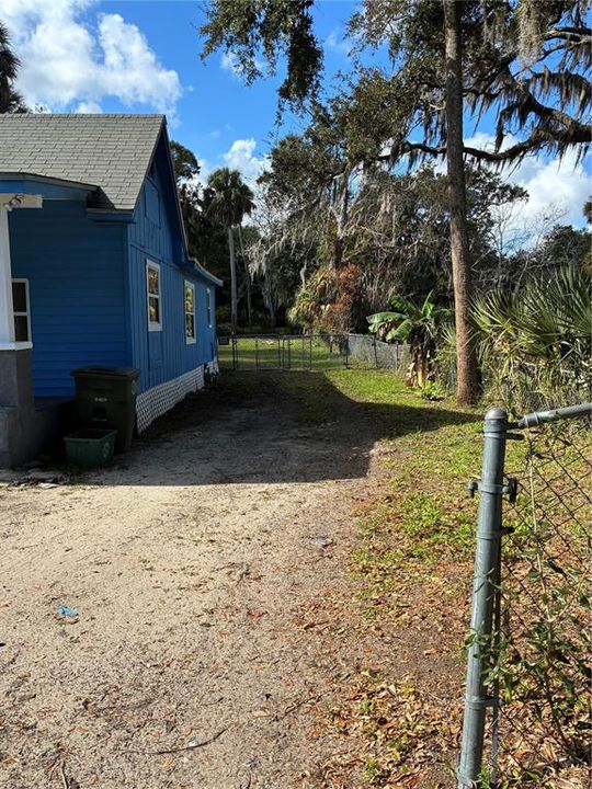 For Rent: $1,295 (2 beds, 1 baths, 864 Square Feet)