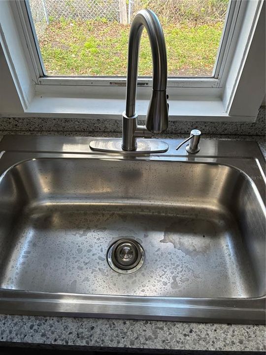 For Rent: $1,295 (2 beds, 1 baths, 864 Square Feet)