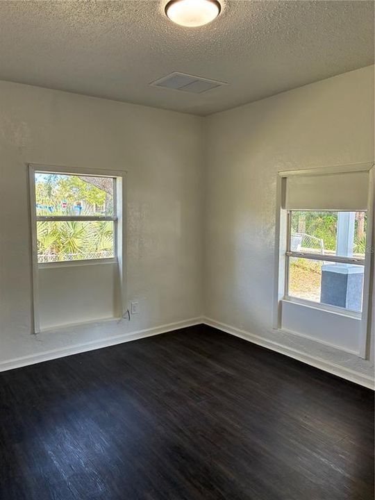 For Rent: $1,295 (2 beds, 1 baths, 864 Square Feet)