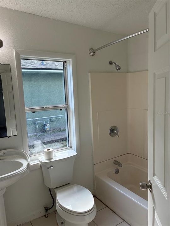 For Rent: $1,295 (2 beds, 1 baths, 864 Square Feet)