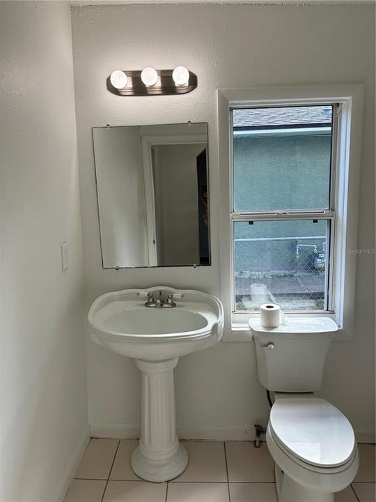 For Rent: $1,295 (2 beds, 1 baths, 864 Square Feet)