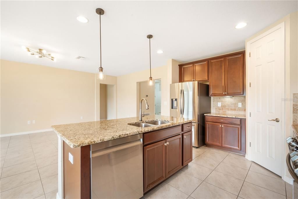 В аренду: $2,395 (3 спален, 2 ванн, 1588 Квадратных фут)