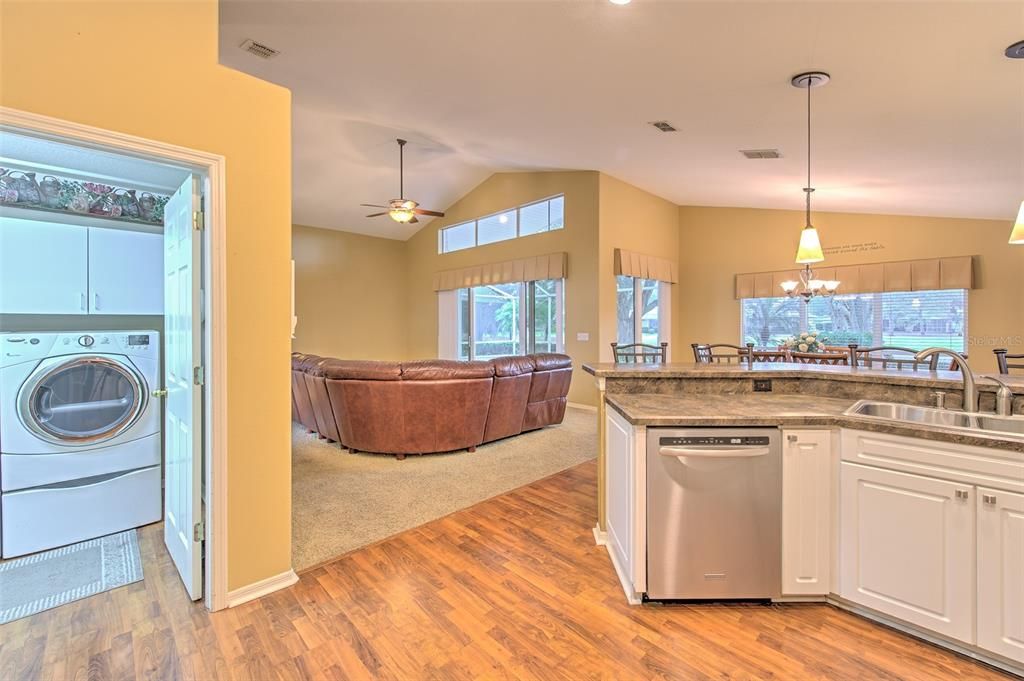 Activo con contrato: $417,500 (4 camas, 2 baños, 1986 Pies cuadrados)