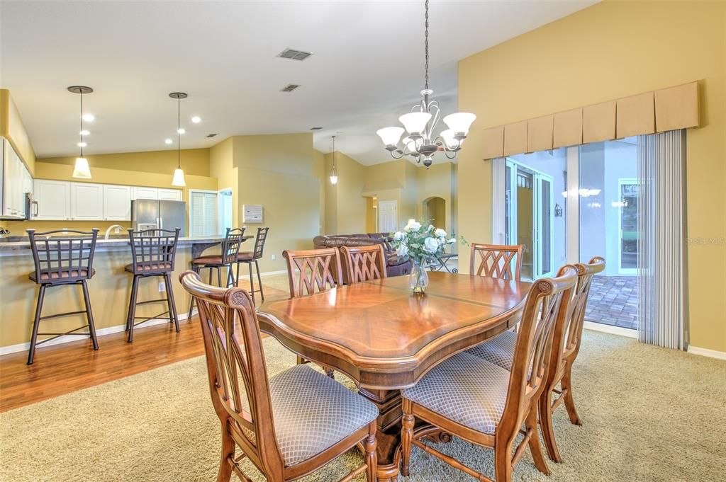 Activo con contrato: $417,500 (4 camas, 2 baños, 1986 Pies cuadrados)