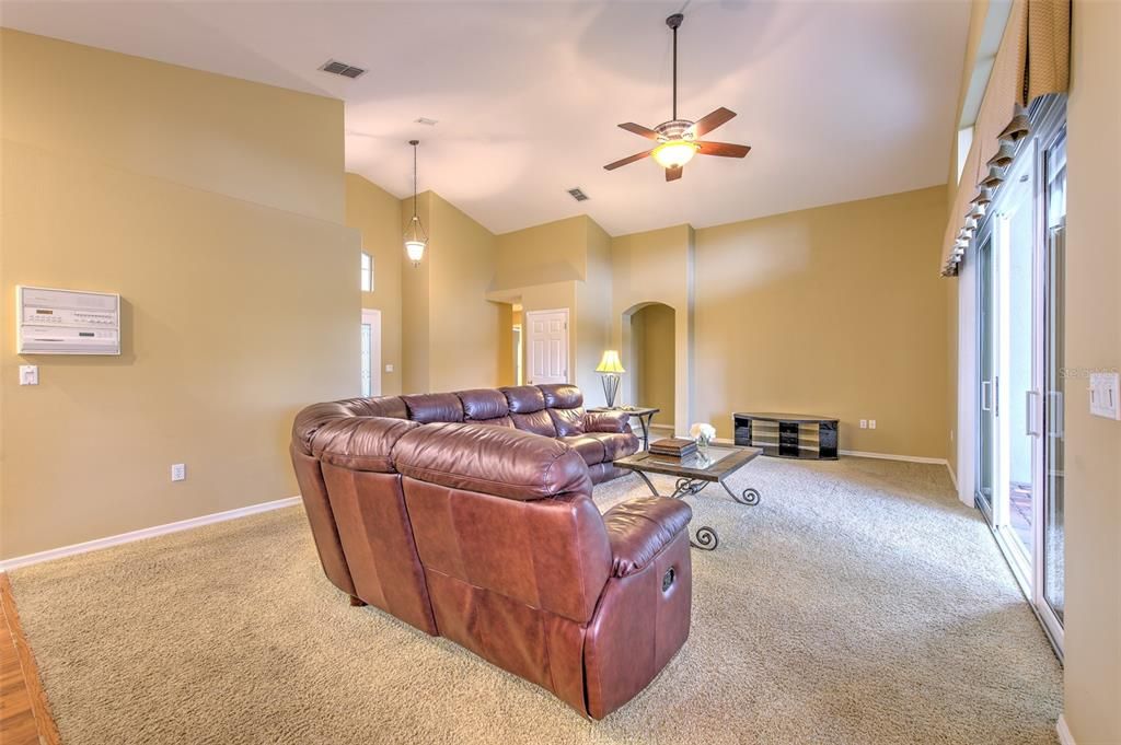 Activo con contrato: $417,500 (4 camas, 2 baños, 1986 Pies cuadrados)