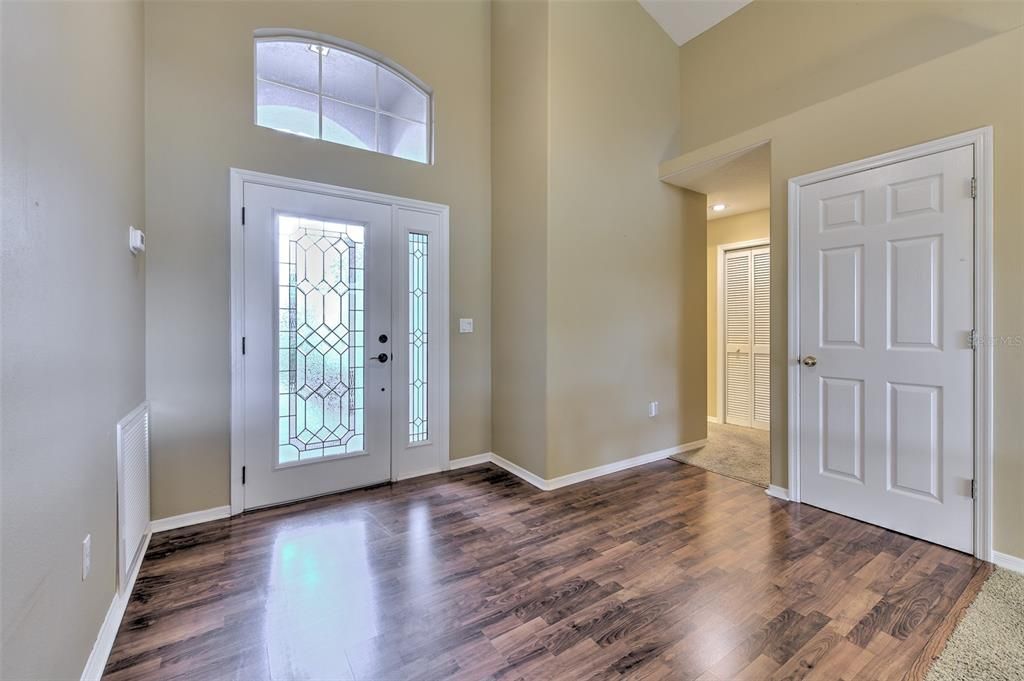 Activo con contrato: $417,500 (4 camas, 2 baños, 1986 Pies cuadrados)