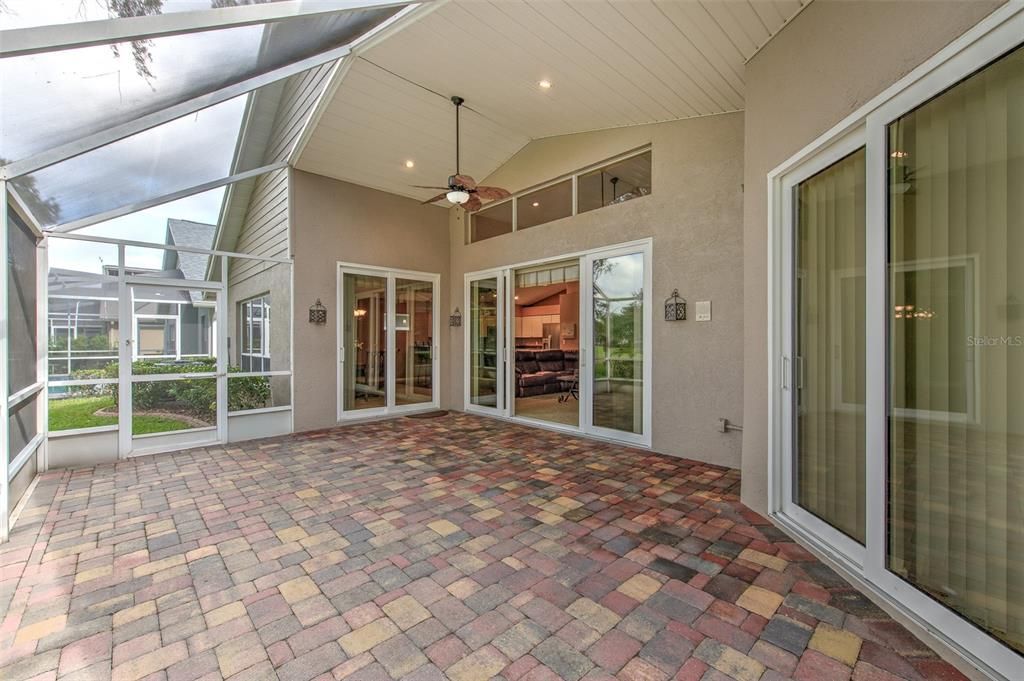 Activo con contrato: $417,500 (4 camas, 2 baños, 1986 Pies cuadrados)