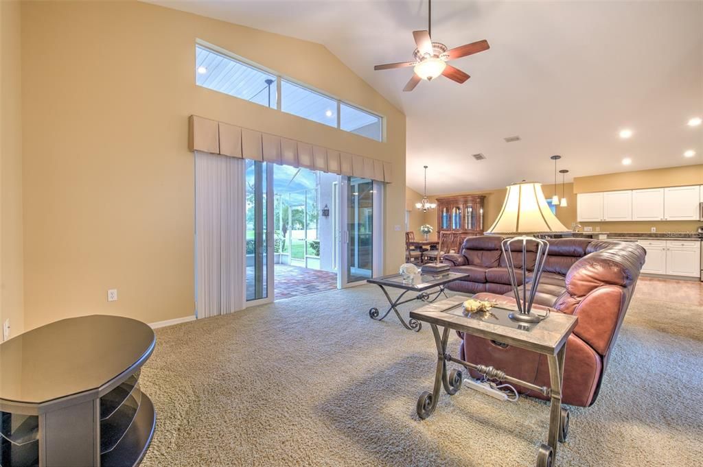 Activo con contrato: $417,500 (4 camas, 2 baños, 1986 Pies cuadrados)