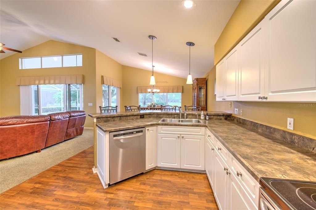 Activo con contrato: $417,500 (4 camas, 2 baños, 1986 Pies cuadrados)