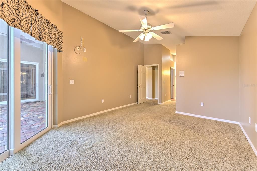 Activo con contrato: $417,500 (4 camas, 2 baños, 1986 Pies cuadrados)