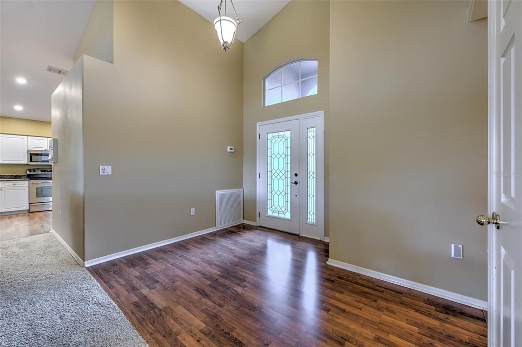 Activo con contrato: $417,500 (4 camas, 2 baños, 1986 Pies cuadrados)