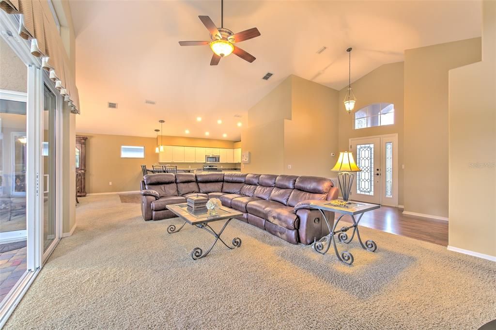 Activo con contrato: $417,500 (4 camas, 2 baños, 1986 Pies cuadrados)