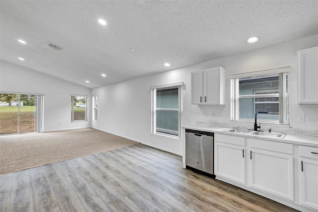 На продажу: $420,000 (4 спален, 2 ванн, 1948 Квадратных фут)