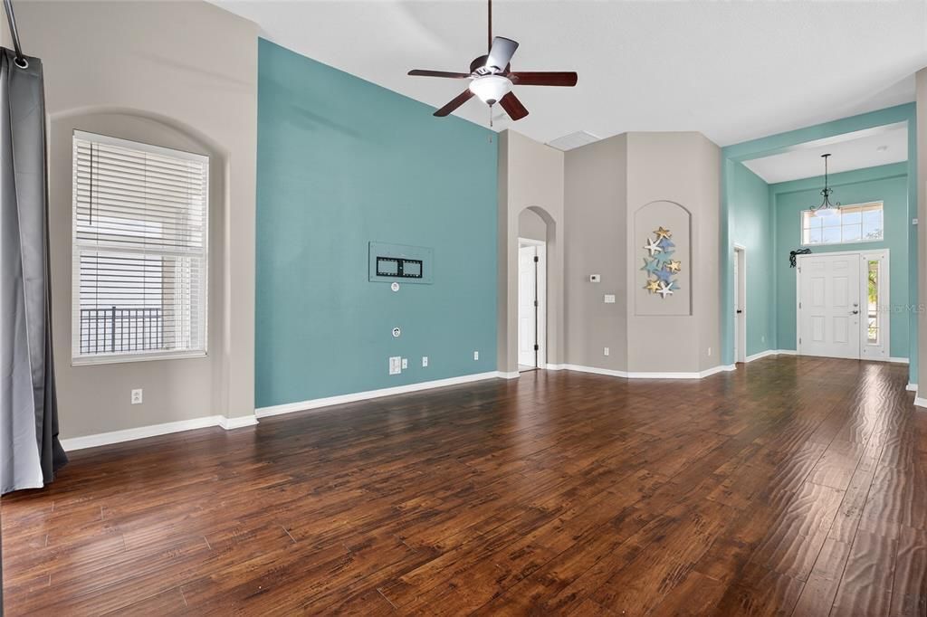 For Sale: $399,000 (3 beds, 2 baths, 1717 Square Feet)