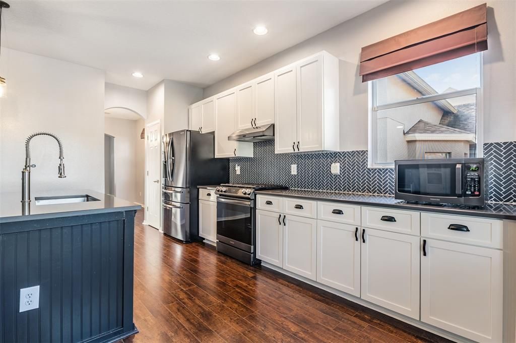 En Venta: $439,000 (4 camas, 2 baños, 2454 Pies cuadrados)