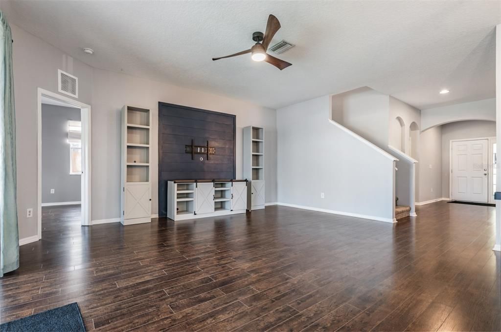 En Venta: $439,000 (4 camas, 2 baños, 2454 Pies cuadrados)