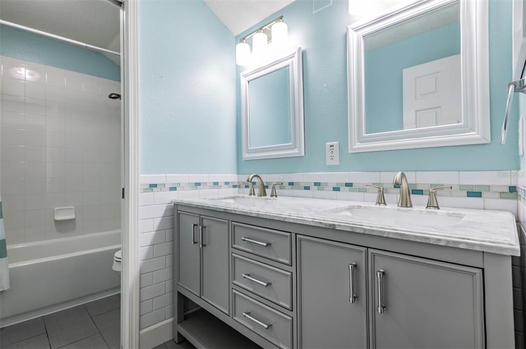 En Venta: $439,000 (4 camas, 2 baños, 2454 Pies cuadrados)