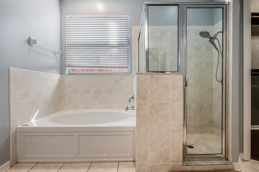 En Venta: $439,000 (4 camas, 2 baños, 2454 Pies cuadrados)